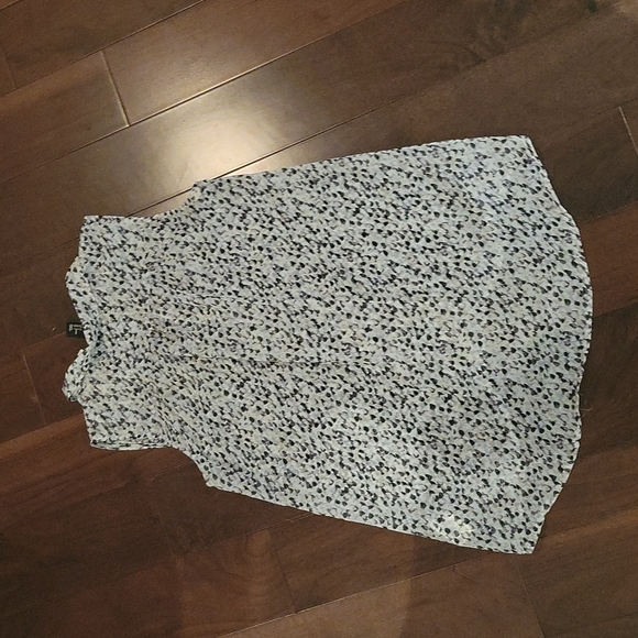 H&M sleeveless collar sheer shirt - Picture 2 of 3